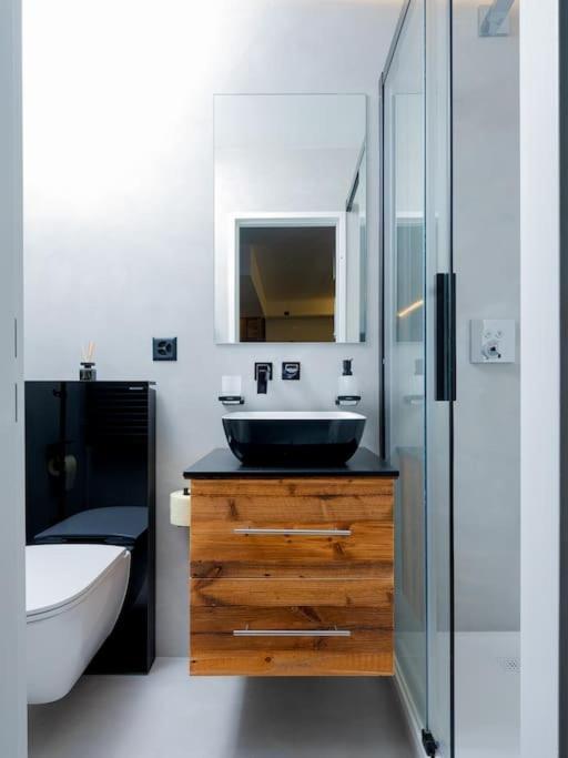 Small But Wow! Studio With Pool @ The Central Lake Кранс Монтана Екстериор снимка